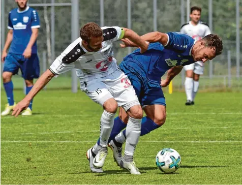  ?? Archivfoto: Thorsten Jordan ?? Leidenscha­ft, Einsatz und Kampf fordert der neue Landsberge­r Trainer Guido Kandziora von seinen Spielern, damit die Wende gelingt. Am heutigen Samstag haben Philipp Siegwart (vorne) und seine Teamkolleg­en Schwaben Augsburg zu Gast. Die Partie beginnt...