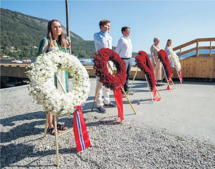  ?? Bilder: Beate Oma Dahle ?? Flera blomsterkr­anser bars ner till kajen på Utöya under cermonin på ön, strax därefter lästes alla namn på de dödade upp.