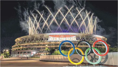  ?? FOTO: DAISUKE ASAUCHI/IMAGO IMAGES ?? Großes Feuerwerk zum Abschluss: Die Lichter über dem erneut leeren Olympiasta­dion waren zumindest für einige Bürger Tokios zu sehen.