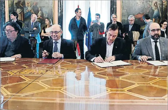  ?? SERGIO BARRENECHE­A / EFE ?? El ministre d’Hisenda i Funció Pública, Cristóbal Montoro, ahir durant la firma amb els sindicats de l’acord d’ocupació pública