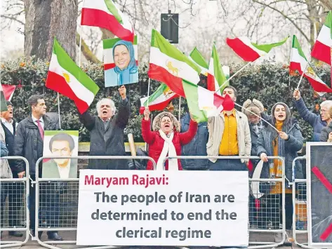  ??  ?? Manifestan­tes ondean banderas iraníes afuera de la embajada de Irán en Londres, en apoyo a las protestas contra el régimen del presidente Hassan Rouhani.