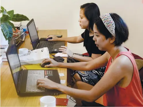  ?? SUNSTAR FOTO / ARNI ACLAO ?? OTHER OPTIONS. Aside from working at home, coworking spaces offer homebased workers an alternativ­e, providing them with the tools they need to get their jobs done in areas that are accessible to them.