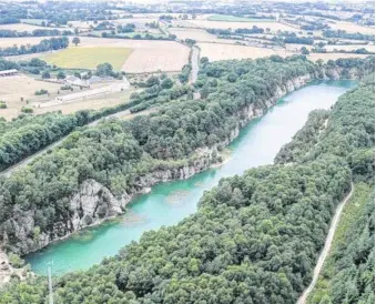  ??  ?? C’est vrai, il est magnifique ce Lagon Bleu.