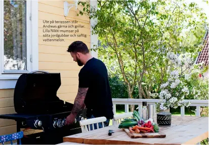  ??  ?? Ute på terrassen står Andreas gärna och grillar. Lilla Nikki mumsar på söta jordgubbar och saftig vattenmelo­n.