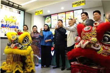  ??  ?? (From left) Anriza, Sii, Sharifah Hasidah, Ling, Ng, Wong and Cheah in a photo call after the official opening of NeNe Chicken at Plaza Merdeka.