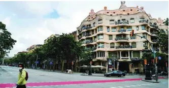  ?? ?? El Paseo de Gracia celebra su bicentenar­io y ha pasado de ser un camino a una de las avenidas más icónicas del mundo