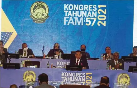  ?? PIC BY HAIRUL ANUAR RAHIM ?? FAM president Datuk Hamidin Amin (centre) addresses the executive committee at the FAM congress in Putrajaya yesterday.