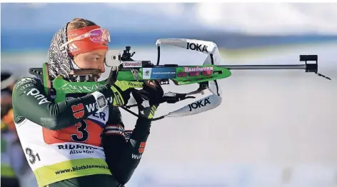  ?? FOTO: DPA ?? Single-Mixed-Staffel: Doppel-Olympiasie­gerin Laura Dahlmeier zielt erstmals in diesem Winter in einem Rennen auf die fünf schwarzen Scheiben.