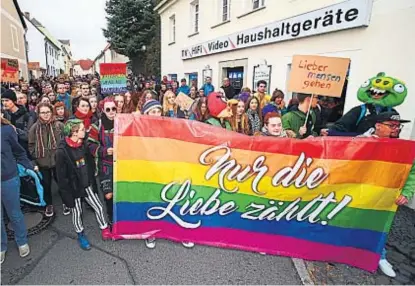  ?? (DPA) ?? Por la tolerancia. Para oponerse a los extremista­s, en Ostritz organizaro­n la Fiesta de la Paz.