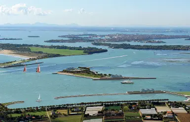  ?? Paesaggio ?? Sopra il progetto Magnani per la bocca del Lido, sotto l’ipotesi Ferlenga per la bocca di Chioggia