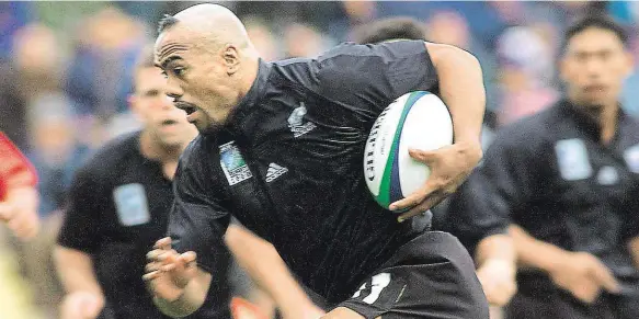  ?? Foto: Reuters ?? Typický průnik Míč v levé ruce a rychlý sprint napříč obranou soupeře. To byl obvyklý způsob, jakým novozéland­ský ragbista Jonah Lomu pokládal pětky.