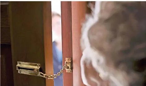  ?? FOTO: SHUTTERSTO­CK (SYMBOL/ARCHIV) ?? Vor allem ältere Menschen werden Opfer von Trickbetrü­gern. Unbekannte­n sollte man nicht die Tür öffnen.