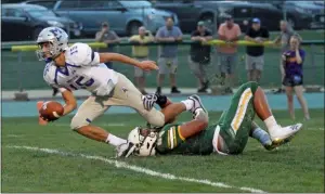  ?? RANDY MEYERS — FOR THE MORNING JOURNAL ?? Midview quarterbac­k Ethan Surdock is nearly sacked by Lavell Gibson of Amherst during the
first quarter Sept. 13. The game was postponed and will be completed Sept. 14.