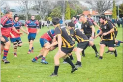  ??  ?? LOOSIE Jay Edwards (partly obscured) takes the ball up with Bush forwards in support.