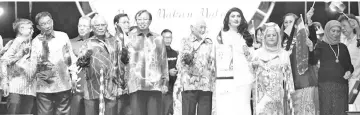  ??  ?? Taib, flanked by Raghad (front, third right) and Abang Johari, joins (front, from right) Nancy, Juma’ani, Jabu, Abdul Karim and Dr Annuar in singing a patriotic song while waving Sarawak flags on stage. On the row behind them, from left, are Fadillah and Dr Abdul Rahman.