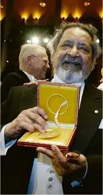  ?? Jonas Ekstromer/AFP ?? V. S. Naipaul na entrega do Prêmio Nobel de Literatura em Estocolmo, em 2001