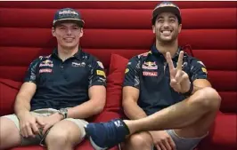  ?? (Photo AFP) ?? Max Verstappen et Daniel Ricciardo : quand sourire rime avec avenir...