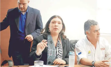  ?? FOTO: AGENCIAUNO ?? ►► Bárbara Figueroa, titular de la CUT, señaló que la norma “nos parece una inconsiste­ncia”.