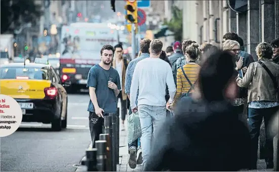  ?? LLIBERT TEIXIDÓ ?? Actualment passejar per la Via Laietana és una experiènci­a molt desagradab­le perquè les voreres estan saturades