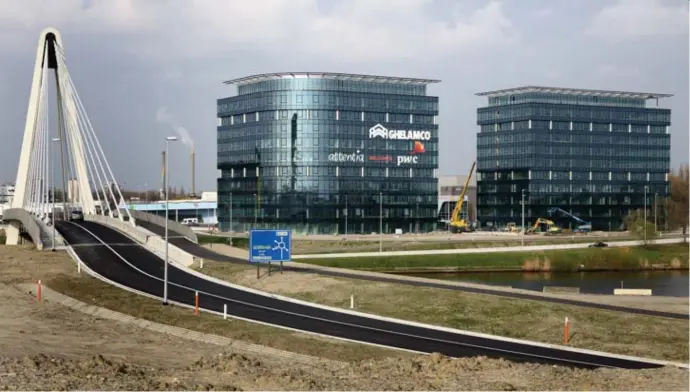  ??  ?? In 2005 verhoogde de stad Gent de hoogtelimi­et van nieuw te bouwen kantoren tegenover de Ghelamco Arena tot veertig meter.