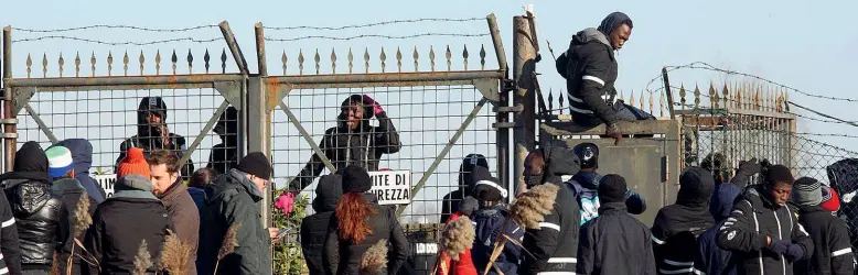  ?? (foto archivio) ?? Nel centro di accoglienz­a Profughi protrestan­o contro le condizioni di vita all’interno dell’hub di Cona, in provincia di Venezia