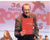  ?? FOTO: RUK ?? Jorge Klapproth freut sich über den 3. Platz beim Deutschen Rock &amp; Pop Preis 2018 in der Kategorie „Bester Rocksänger“. Der Sänger, Komponist und Produzent aus Rurich wurde in Siegen ausgezeich­net.