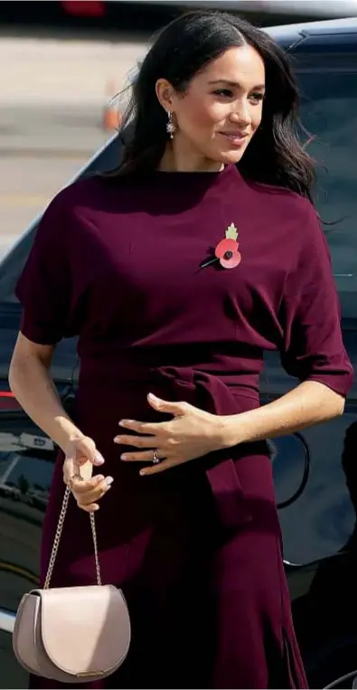  ??  ?? La pareja concluyó su gira en los “Invictus Games”, donde Meghan acarició su pancita y lució dos outfit con su broche “Amapola Royal British Legion”.