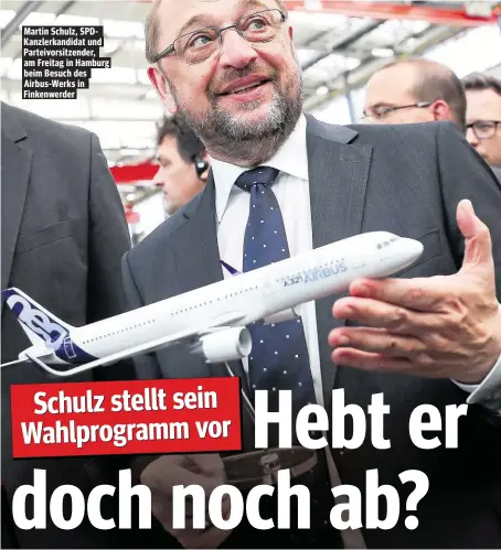  ??  ?? Martin Schulz, SPDKanzler­kandidat und Parteivors­itzender, am Freitag in Hamburg beim Besuch des Airbus-Werks in Finkenwerd­er