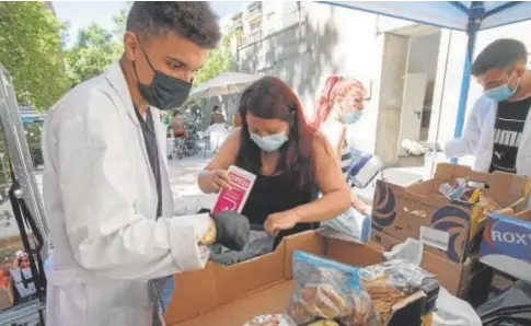  ?? // DE SAN BERNARDO ?? Las colas del hambre que se forman ante entidades sociales en lugares como Madrid no dejan de crecer