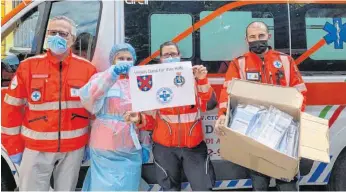  ?? FOTO: VALTER BERTANI ?? Bedanken sich für die Hilfe aus Ellwangen: Angelo Scolari, Vorsitzend­e Ornella Oldani, Monica Fusari und Davide Bertani vom Blauen Kreuz in Abbiategra­sso.