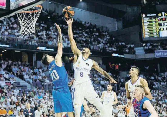  ?? JUANJO MARTIN /  F ?? Hanga anotant sobre Laprovitto­la durant el tercer partit de la final de la Lliga Endesa