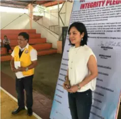  ?? CONTRIBUTE­D PHOTO ?? ISABELA Mayor Joselito Malabor and his challenger, Irene Montilla, during the peace covenant signing at the town’s gymnasium yesterday.