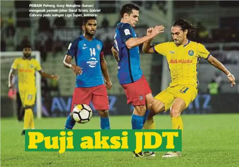  ?? FOTO: FARIZUL HAFIZ AWANG ?? PEMAIN Pahang, Issey Nakajima (kanan) mengasak pemain Johor Darul Ta'zim, Gabriel Cabrera pada saingan Liga Super, kelmarin.