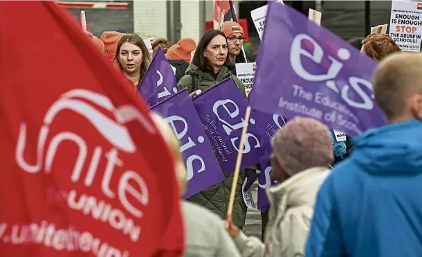  ?? ?? PROTEST: Teachers and pupil support assistants protest outside Marischal College over violence in schools. Pictures by Darrell Benns.