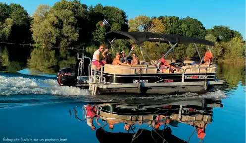  ??  ?? Échappée fluviale sur un pontoon boat