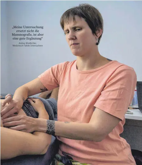  ?? FOTO: HANS-RUDOLF SCHULZ ?? Brustkrebs­vorsorgeun­tersuchung in der Münchner Frauenarzt­praxis Centrogyn durch eine Medizinisc­he Tastunters­ucherin (MTU).