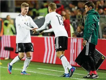  ?? Foto: Ina Fassbender, dpa ?? Timo Werner (links) wird nach seinem Einstand gegen England von Thomas Müller ersetzt.