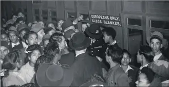  ?? PICTURES: INDEPENDEN­T NEWSPAPERS ARCHIVE/UCT ?? Protesters at Cape Town station demonstrat­ing against segregatio­n on the trains.