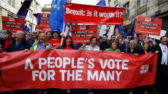  ?? FOTO REUTERS ?? De roep om een nieuw referendum klinkt alsmaar luider bij het ‘remain-kamp’.