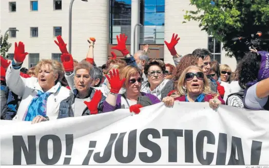  ?? VILLAR LÓPEZ (EFE) ?? Manifestac­ión en Navarra en apoyo de la víctima de ‘la Manada’.
