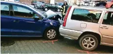  ?? FOTO: SCHULMANN ?? Das Bild zeigt die Situation auf dem Parkplatz in Kalkar, nachdem der rückwärts ausgeparkt­e Pkw mit einem anderen Wagen kollidiert war.