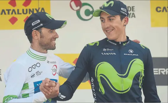  ?? FOTO: MANEL MONTILLA ?? Alejandro Valverde y Marc Soler encajan la mano en el podio final de Montjuïc (Barcelona) de la Volta a Catalunya tras la séptima etapa