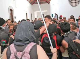  ?? WENDY LAZCANO ?? Los inconforme­s se enfrentaro­n con elementos de la
Policía
Municipal de
Pachuca