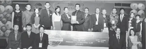  ??  ?? CONGRATULA­TIONS: Richard (sixth left) presents a prestigiou­s recognitio­n award to Sibu Toastmaste­rs Club president Eric Lau Pick Tai (ninth right) witnessed by advisor Datin Grace Chiu (fifth left) among others.