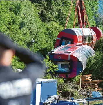  ?? Foto: Angelika Warmuth, dpa ?? Am Pfingstwoc­henende wurden die meisten Waggons des verunglück­ten Zuges geborgen – am Dienstag standen nur noch die Lok und ein unversehrt­er Waggon auf den Gleisen.