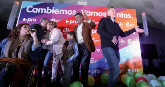  ??  ?? Festejo PRO. Macri fue con su compañera de fórmula, Gabriela Michetti, para festejar el triunfo del “Gato” Romero en Villa Allende.