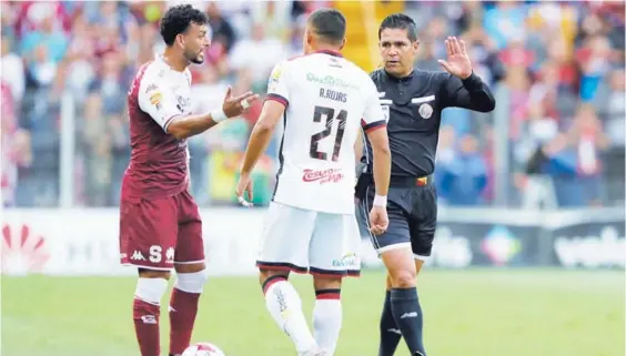  ?? JOSÉ CORDERO ?? La actuación de Hugo Cruz en el clásico volvió a encender la polémica, pues cometió errores a lo largo del juego.