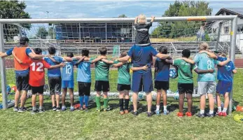  ?? FOTO: KINDERSTIF­TUNG BODENSEE ?? Durch Freizeitak­tivitäten, wie zum Beispiel in einem Sportverei­n, erleben junge Menschen soziale Teilhabe und können ihre Talente entfalten.