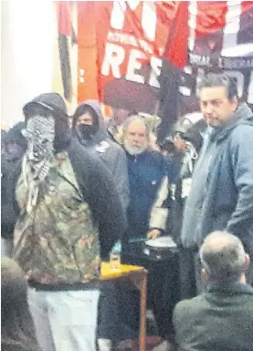  ??  ?? Disturbios. Parte de los manifestan­tes que interrumpi­eron la audiencia.