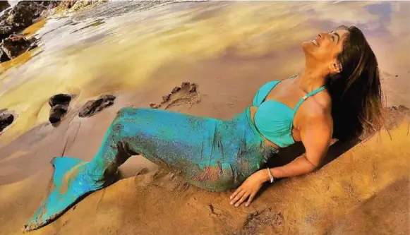  ?? TIMOTHY LARA PHOTOS ?? Charmaine Noronha attempts to become one with her mermaid tail on the beaches of Maui. Interactin­g with the underwater world as a sea creature is magically fun, she writes.